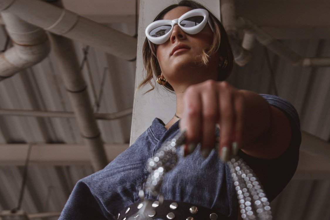 SECRETOS DE ESTILO CON BÁSICOS DE TEMPORADA Y ACCESORIOS ÚNICOS