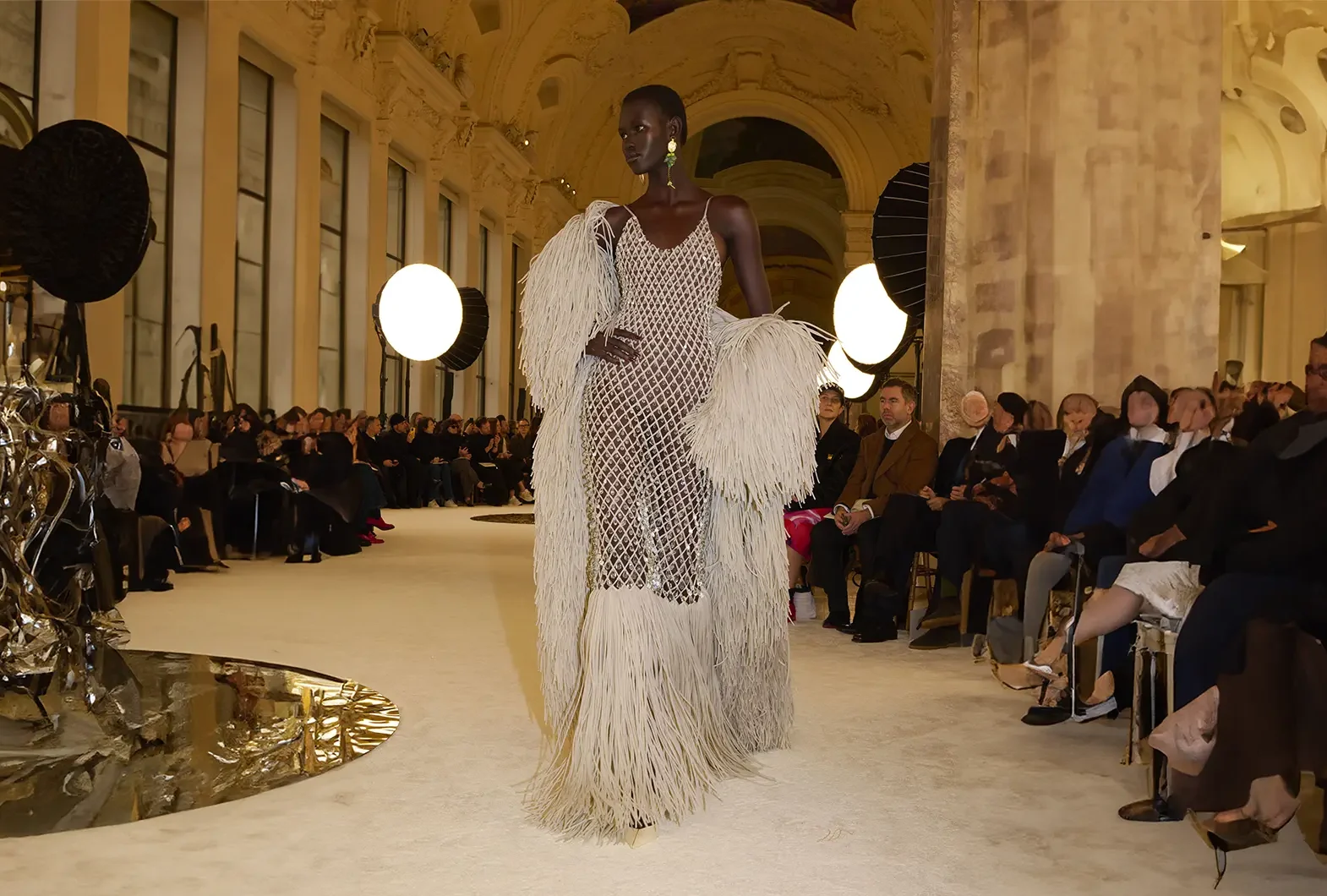 Schiaparelli S⁄S 2025:Colores inusuales a través del tiempo, creando la sensación de algo nuevo siendo viejo.