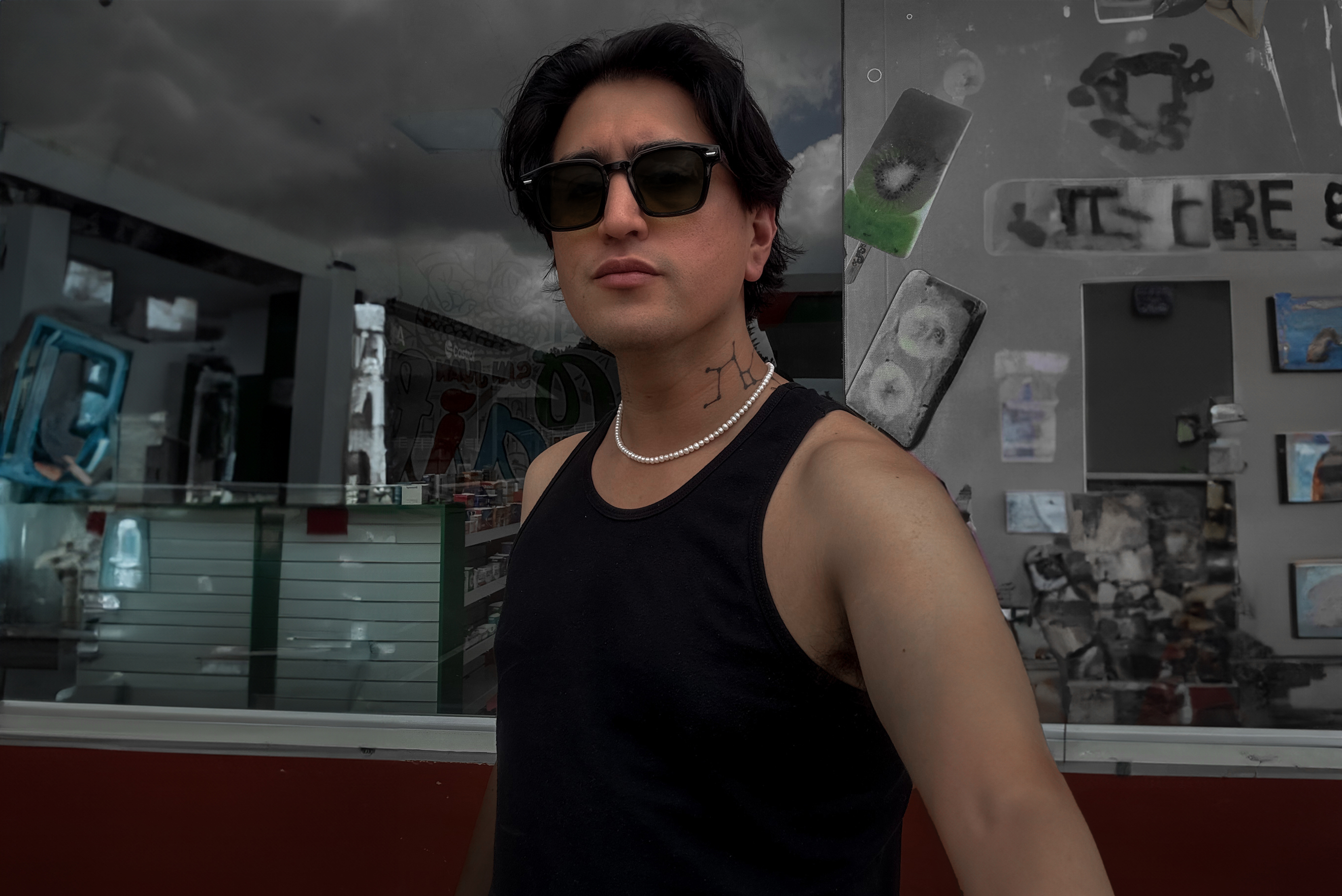 ¿Cómo hago que un tank top básico se vea cool?