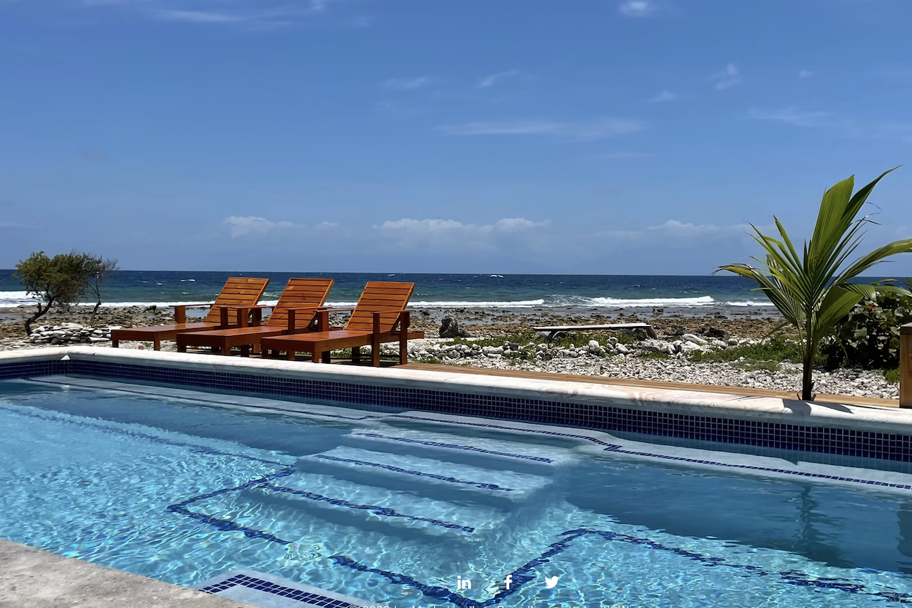 El spot perfecto en Utila para descansar, nadar y ver el atardecer sin bulla